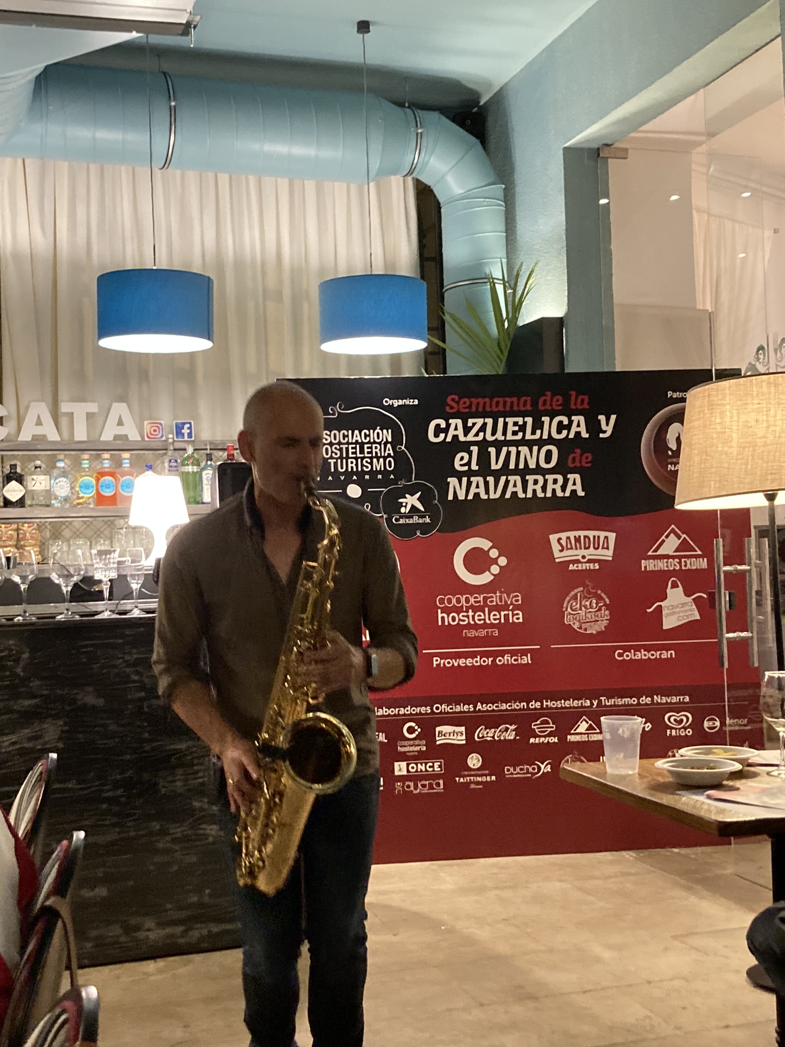 Fernando toca el saxo durante la musicata