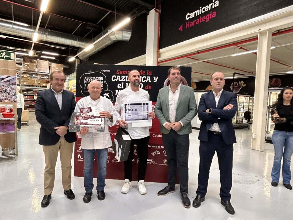 Camping Iratxe de Ayegui, premio plata, posa recogiendo el premio junto a representantes de la D.O. Navarra, Cooperativa de Hostelería y CaixaBank