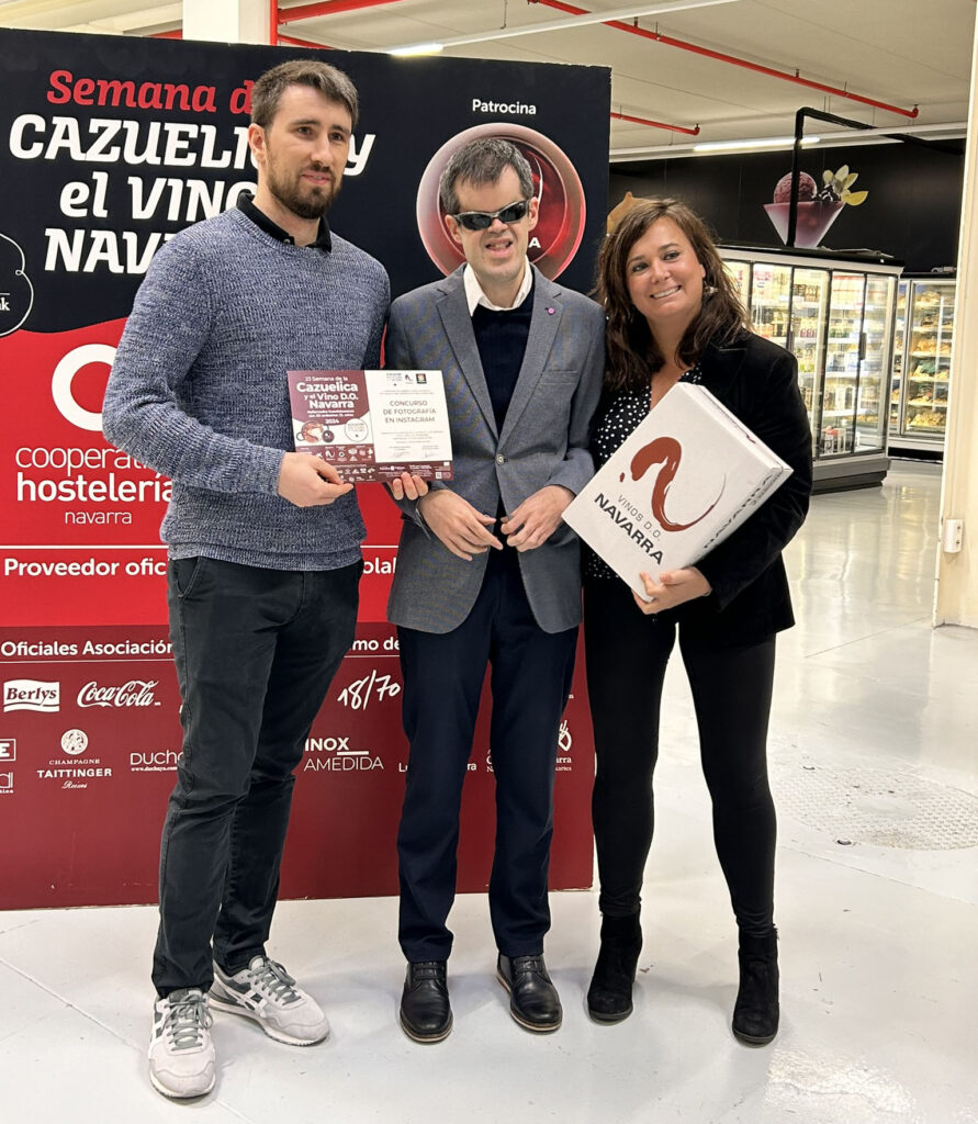 Carlos Escriche ganador de premio en RRSS recoge el premio de manos de Xabier Armendáriz de la Once y Sara Clemente de la DO Navarra