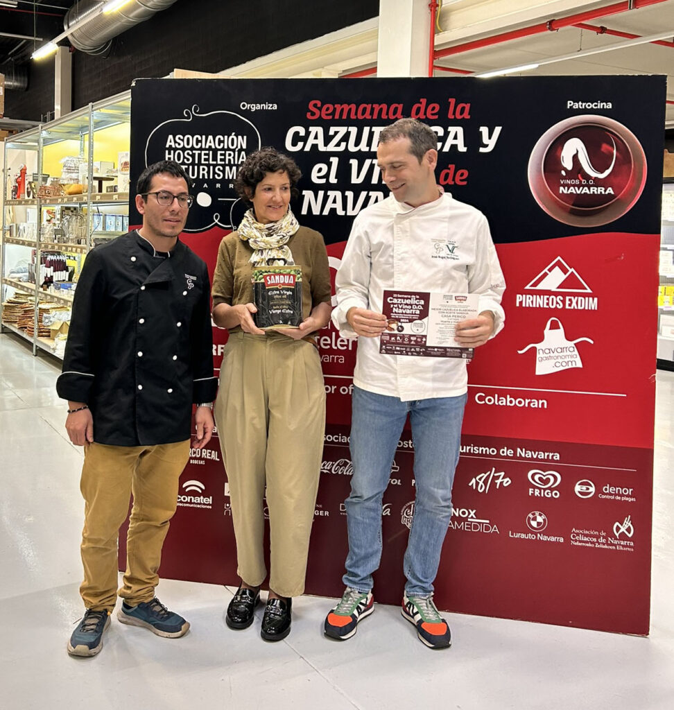 Cristina Aragonés entrega el premio Aceite Sandua a Casa Perico de Larraga