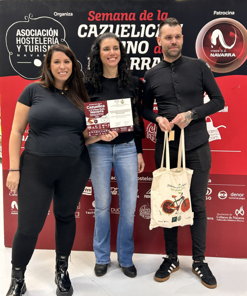 Maria José Arrondo Presidenta de Cpaen entrega el premio ecológico a Casa Paco