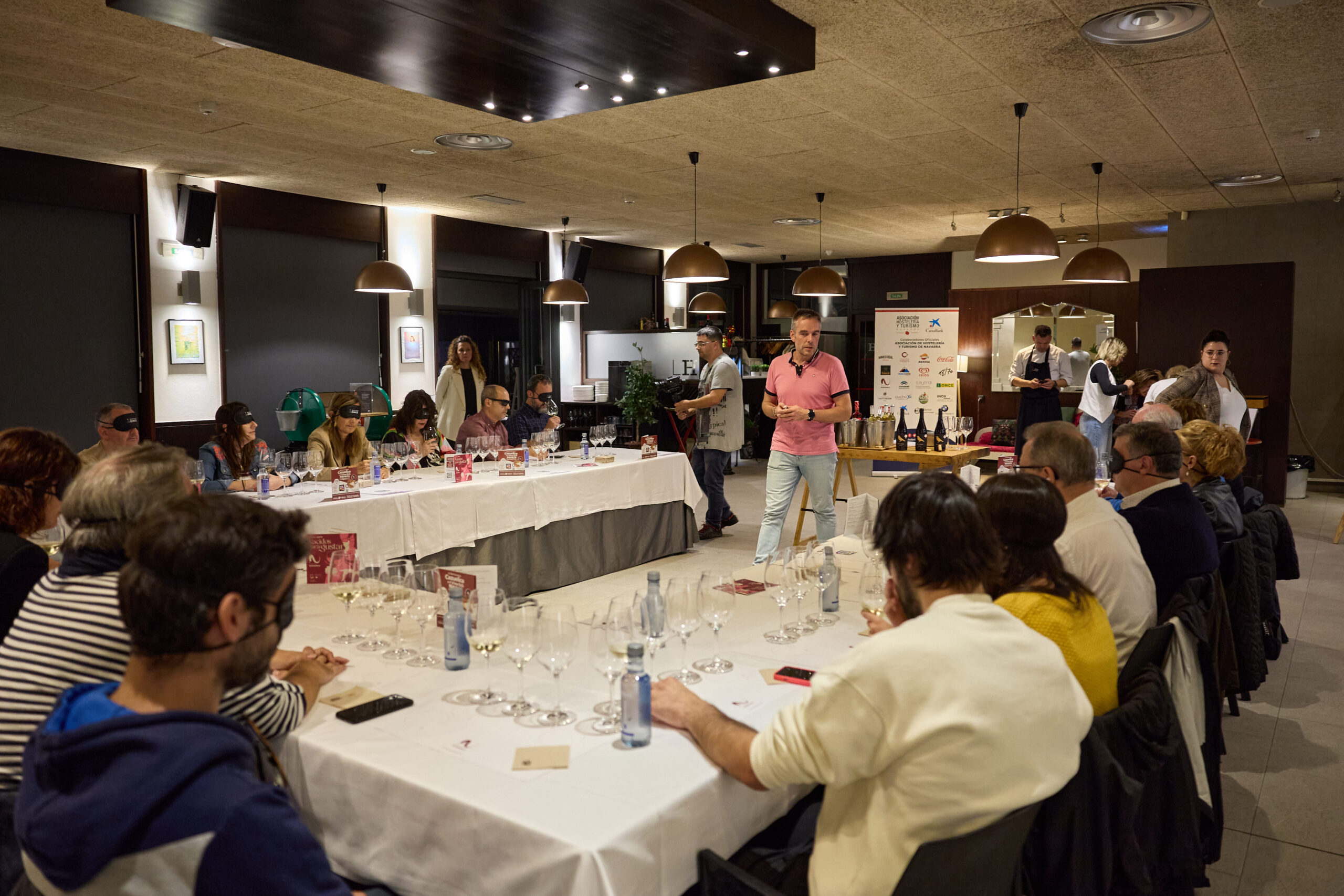 Visión general de la sala de cata con alumnos sentados y profesor en pie